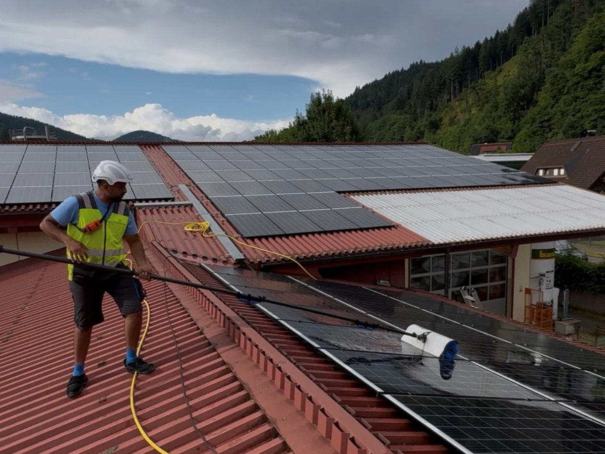 Photovoltaikreinigung auf dem Dach